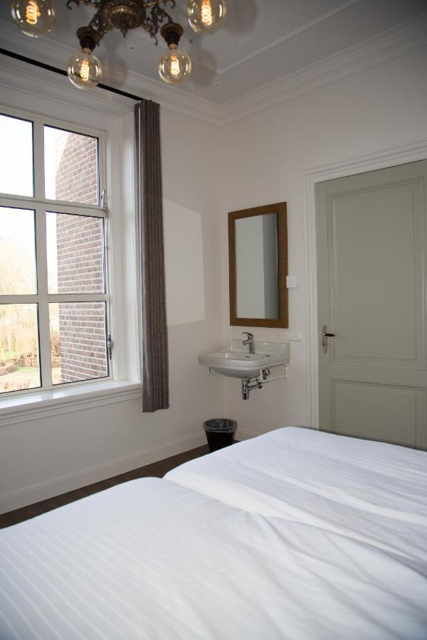 B&B Groepsaccommodatie De Pastorie Lage Mierde Exterior foto